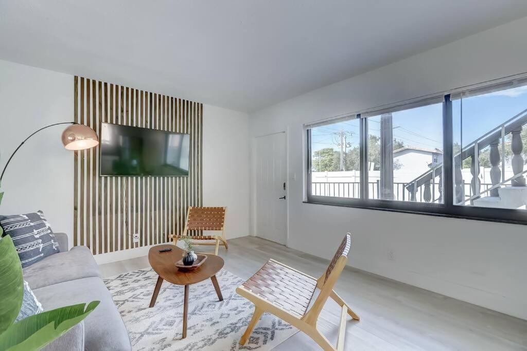 Chic Retreat: 2Br Apartment! ฟอร์ต ลอเดอร์เดล ภายนอก รูปภาพ
