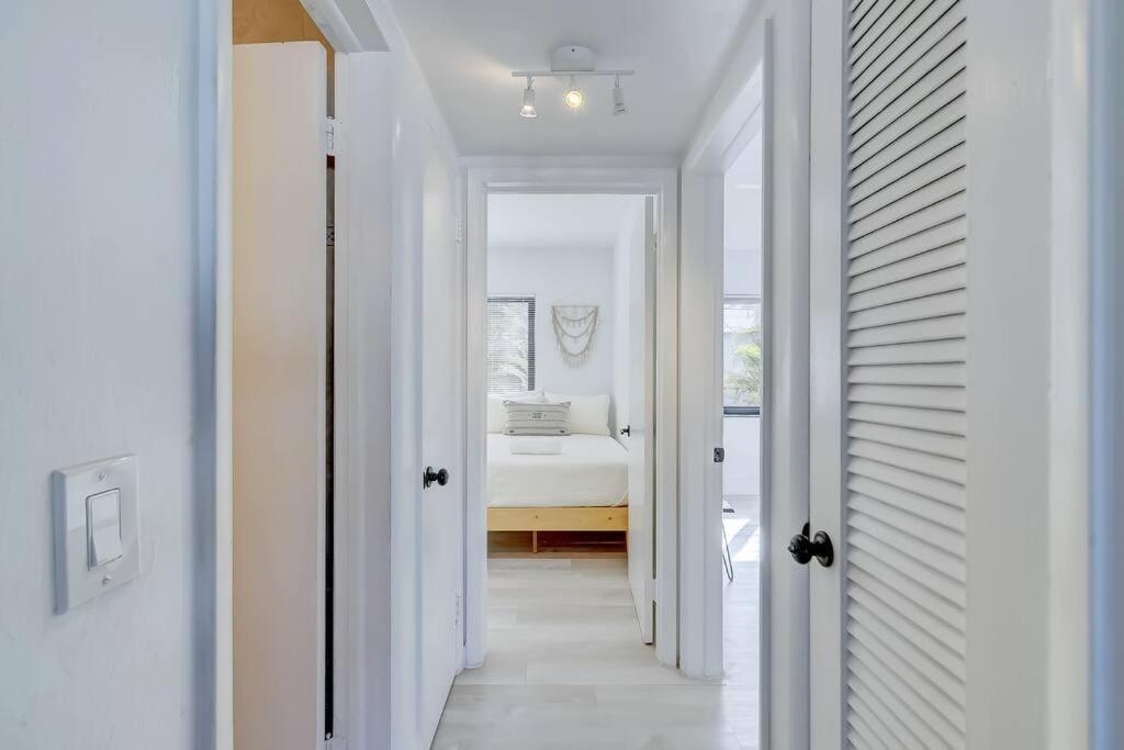 Chic Retreat: 2Br Apartment! ฟอร์ต ลอเดอร์เดล ภายนอก รูปภาพ