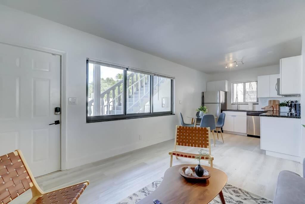 Chic Retreat: 2Br Apartment! ฟอร์ต ลอเดอร์เดล ภายนอก รูปภาพ