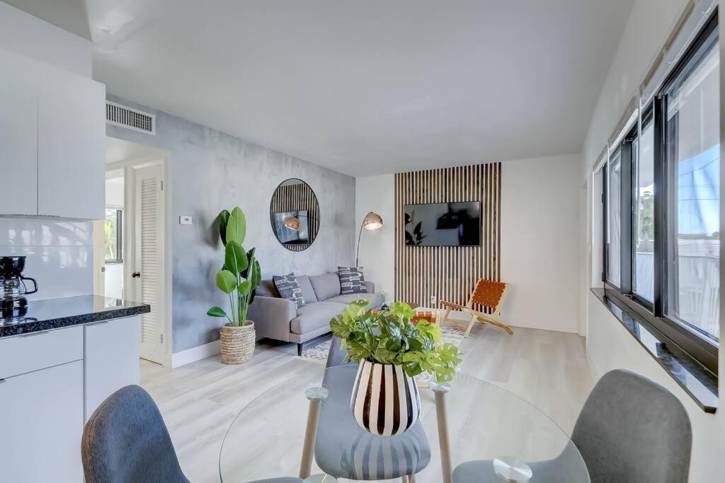 Chic Retreat: 2Br Apartment! ฟอร์ต ลอเดอร์เดล ภายนอก รูปภาพ